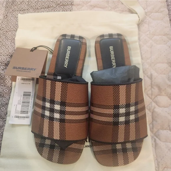 New With Box Burberry Wilma Sandals - Picture 4 of 9